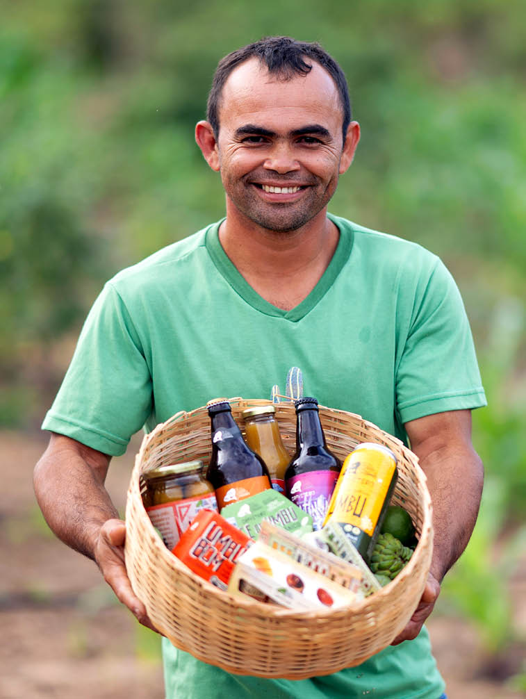 Uaua_BA, 18 de junho de 2025 OCB - COOPERATIVAS DO BRASIL: RETRATOS DE UM MUNDO MELHOR  O sistema AgroCaatinga e um projeto sustentavel que une o ambiental, social e produtivo. Uma proposta de Agrofloresta pensada exclusivamente para este bioma e tambem de conscientizar os agricultores familiares que sao inseridos em atividades de conservacao da Caatinga.  COOPERCUC (Cooperativa Agropecuaria Familiar de Canudos, Uaua e Curaca).  Benicio Barbosa da Silva com os produtos da COOPERCUC.  Imagem: Douglas Magno / NITRO
