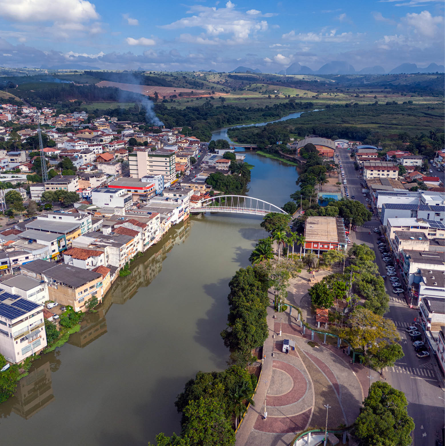 Nova Venecia_ES, 22 de maio de 2025 OCB  Familia Bening (Rozeni, Anderson, Nivaldo, Josine, Gabriel, Vitoria e Viviane) junto com a medica veterin ria e t cnica da Nater Coop, Juliana Piassi.  Foto: JOAO MARCOS ROSA/NITRO