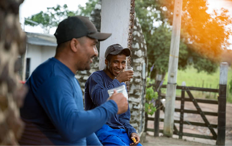 CAMPOS DOS GOYTACAZES_RJ 02 de Junho de 2025 OCB / COAGRO Na imagem, os funcion rios Aldo Luis da Silva e Jose Melky da Silva (esq para dir). Imagem: Alexandre Rezende / NITRO Historias Visuais