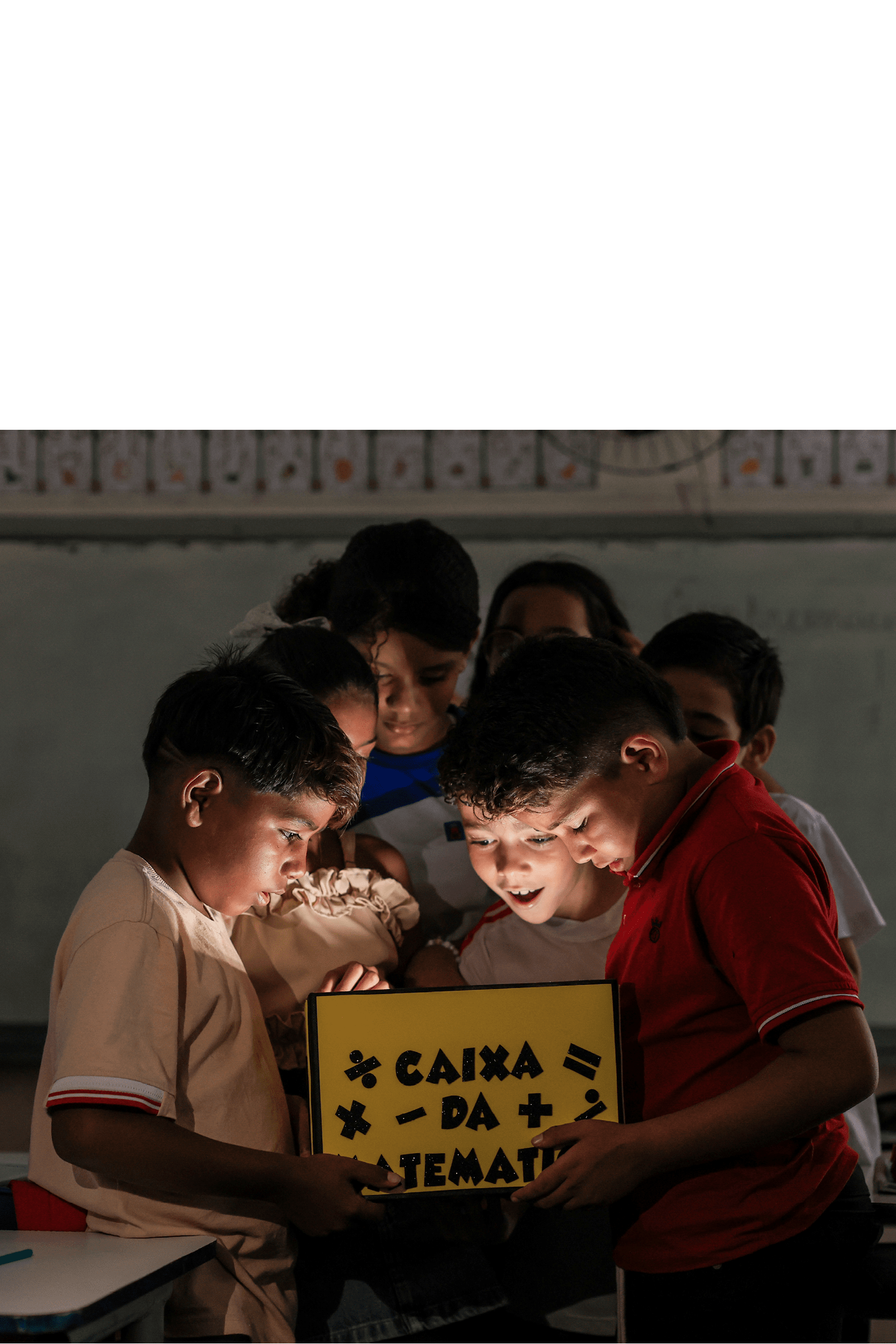 Guarabira,PE - 02/06/2025 - Sicredi Evolu o - Na foto : Alunos do quinto ano da Escola Municipal Nazilda da Cunha Moura observando a caixa que faz parte do projeto de jovens empreendedores apoiado pelo Sicredi -      Sicredi Evolu  o em parceria com projetos educacionais em Guarabira/PE.