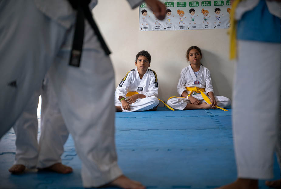 JI PARANA_RO 08 de Julho de 2025 OCB / CrediSis Na imagem, alunos Thiago Paulino Pereira de Ara jo e Allana Ferreira da Silva observam a aula de Taekwondo no Espaco Social Sonho Meu, da Fundacao Ji Cred em Rondonia. Imagem: Alexandre Rezende / NITRO Historias Visuais