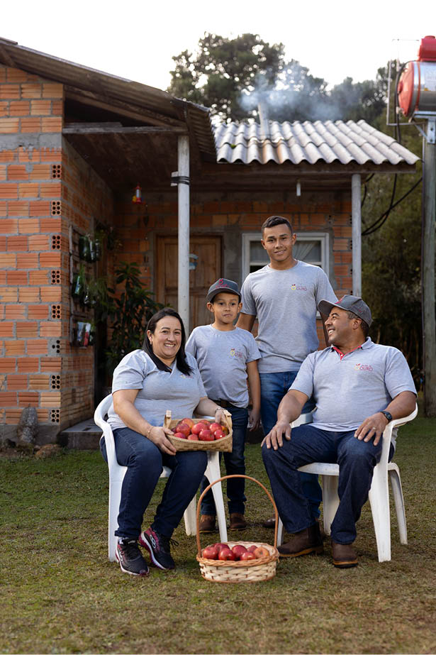 S o Joaquim, 30/05/2025, Cooperativa Frutas de Ouro.Jos Eriton Claudiano (bon ) esposa Saira Guedes de Oliveira Damas o filhos Ricardo Guedes Claudiano (menor) e Cassiano Guedes Claudiano Damas