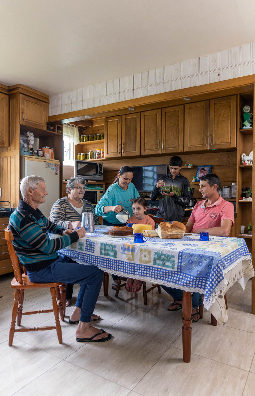 Faxinal do Soturno, 26/05/2025. Cooperativa Camnpal. Rudinei Severo (rosa) esposa Viviane Severo (azul), os filhos Lucas Severo e Bianca Severo e os pais (do Rudinei) Adelino Severo e Marines Severo.
