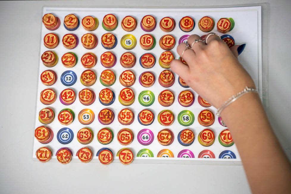 SAO CARLOS_SP 09 de Junho de 2025 OCB / ESCOLA EDUCATIVA  Na imagem, idosos da instituicao Nave Sal da Terra participam de um bingo promovido pelos alunos da Escola Educativa.  Imagem: Alexandre Rezende / NITRO Historias Visuais