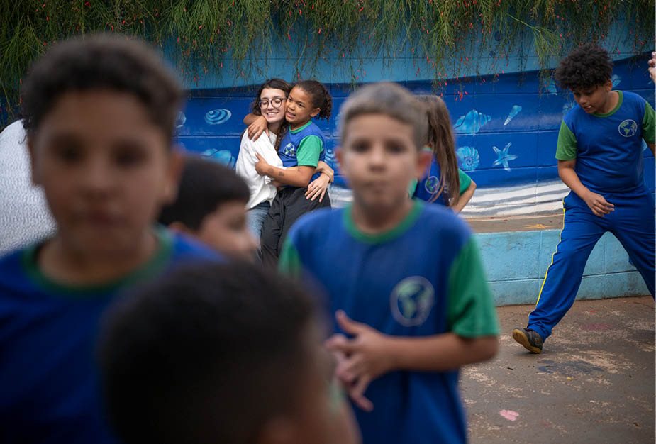 SAO CARLOS_SP 09 de Junho de 2025 OCB / ESCOLA EDUCATIVA  Na imagem, Heloisa Campos, ex aluna, abraca Evellyn Alves. Alunos da Escola Educativa recebem idosos e criancas da instituicao Nave Sal da Terra, com lanche, atividades e brincadeiras.  Imagem: Alexandre Rezende / NITRO Historias Visuais
