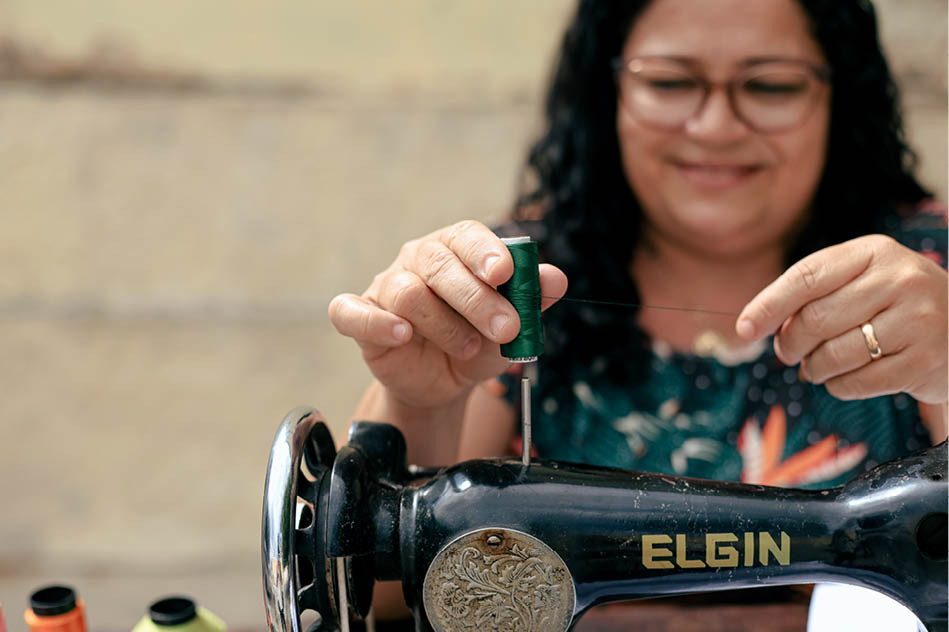 20250617BA - COMART- Cooperativa de M os Artesanais de Timbauba dos Batistas/ RN - A rotina das mulheres borbadeiras, que trabalham tanto no galp o, como em suas casas, j que   uma tradi  o familiar da Regi o. Na foto : Edvania Nascimento da Silva, bordadeira em sua casa.