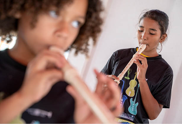 GRAJAU_MA 23 de Junho de 2025 OCB / SICOOB Na imagem,  Erika Evellyn do Carmo Almeida na aula do professor de m sica Ildomar Matias do Nascimento (em destque) na Escola Valtemir Luz Silva, cidade de Grajau, no Maranhao.  Imagem: Alexandre Rezende / NITRO Historias Visuais