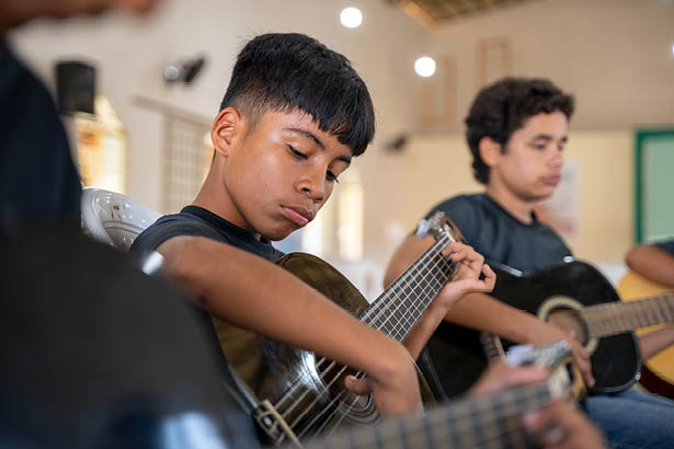 GRAJAU_MA 23 de Junho de 2025 OCB / SICOOB Na imagem, o professor de m sica Ildomar Matias do Nascimento (em destque) ensina para o aluno Davi Emanuel Sousa Cruz, na Escola Raimundo Nonato Bogea, cidade de Grajau, no Maranhao.  Imagem: Alexandre Rezende / NITRO Historias Visuais