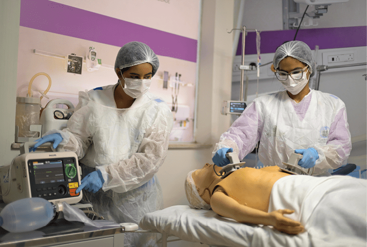 Aracaju_SE, 23 de junho de 2025 OCB - COOPERATIVAS DO BRASIL: RETRATOS DE UM MUNDO MELHOR  NUCLEO SAUDE - Cooperativa de trabalho em Saude e Qualidade, foi criada por profissionais de enfermagem e tem como missao oferecer atendimento humanizado, acessivel e de qualidade, priorizando a prevencao e o bem-estar dos cooperados.   Mayara Pereira (e) e Maria Emile (d) durante treinamento na sede da Nucleo Saude.  Imagem: Douglas Magno / NITRO