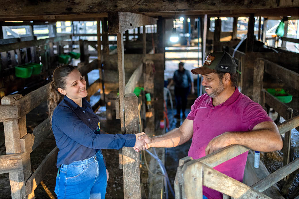 Terra Nova do Norte_MT, 30 de junho de 2025 OCB - COOPERATIVAS DO BRASIL: RETRATOS DE UM MUNDO MELHOR  Camila Schmidt cumprimenta com Claudemir Magalh es, produtor de leite associado da cooperativa COOPERNOVA.  Imagem: Ueslei Marcelino / NITRO