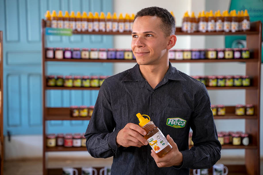 PORTO VELHO_RO 11 de Julho de 2025 OCB / RECA - Nova California Na imagem, Dheyson Passamani da Costa, Gabrielna loja do projeto Reca em Nova California, distrito de Porto Velho. Imagem: Alexandre Rezende / NITRO Historias Visuais