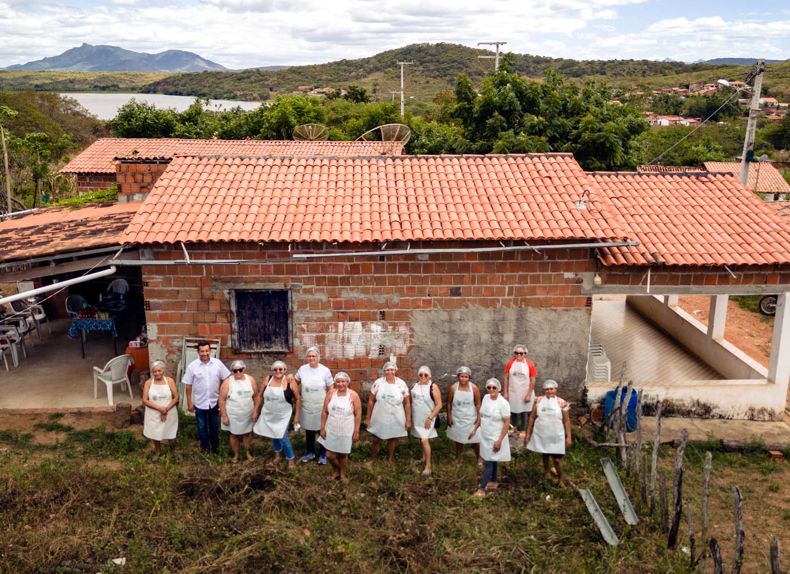 Pentecostes_CE, 17 de junho de 2025 OCB _ Cooperativas do Brasil _ Retratos de um Mundo Melhor                                          Curso de Conservas Vegetais Na imagem, mulheres participantes do curso de conservas vegetais com a paisagem de Pentecostes_CE ao fundo Imagem sem restricao de uso    Imagem: Lucas de Godoy / NITRO Historias Visuais