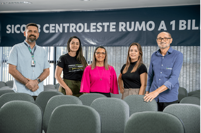 GRAJAU_MA 23 de Junho de 2025 OCB / SICOOB Na imagem, Jadson Sales Lima, Ana Cleide da Silva Nunes Brito, Maria da Paz Luz da Silva Marques, Karla Arruda Alves e Jos  Aner o Peres Alvarenga, equipe SICOOB na cidade de Grajau, no Maranhao.  Imagem: Alexandre Rezende / NITRO Historias Visuais