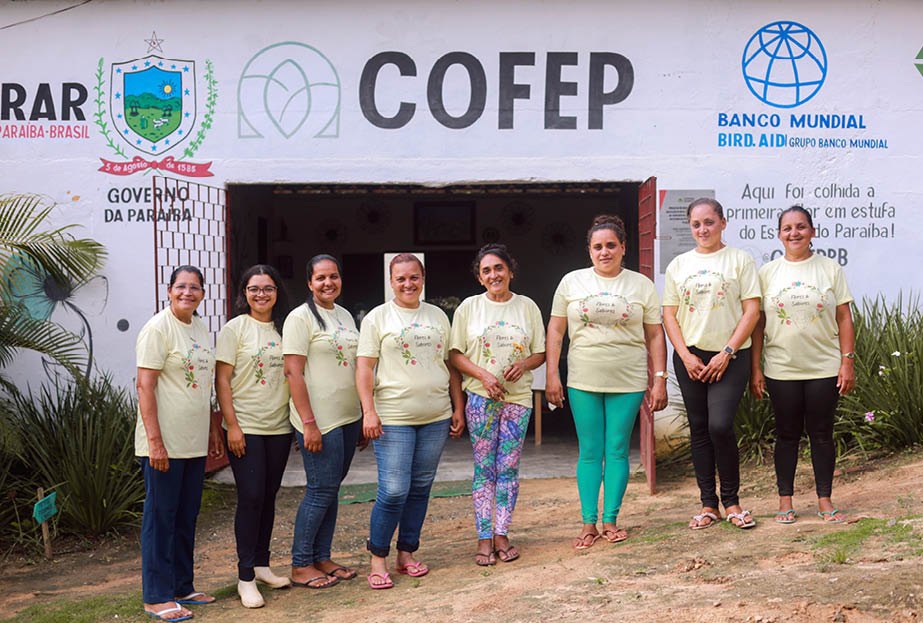 20250603, Pil es - PB - Cooperativa dos Floricultores do Estado da Para ba. Na foto : Ana Lucia, Adriana, Juciana,Joselita, Helena, Gerliane e Jussara - agricultoras da cooperativa                - 12 mulheres que trabalham juntas na COFEP e cultivam flores naturais.
