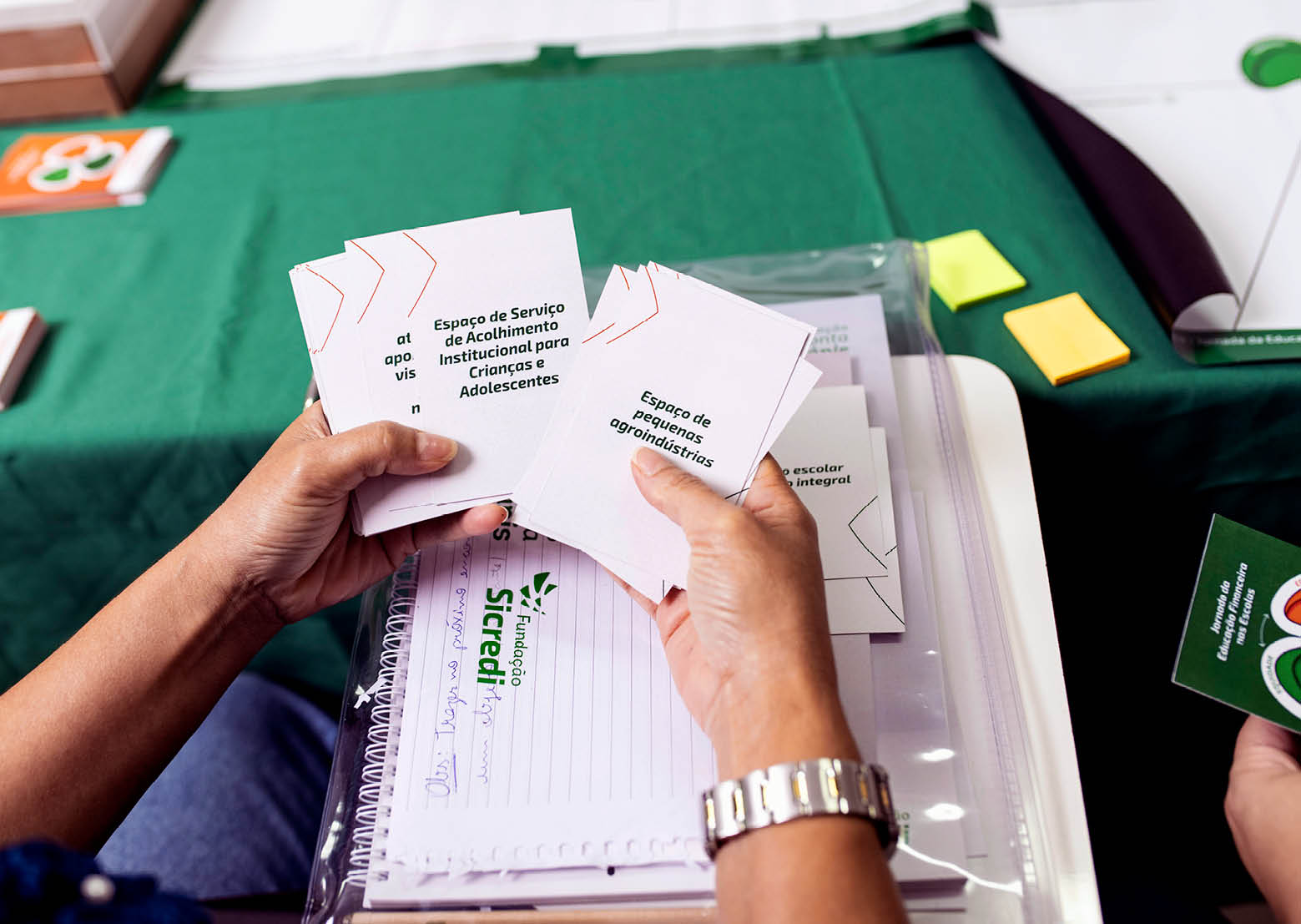 Aracaju_SE, 12 de junho de 2025 OCB - COOPERATIVAS DO BRASIL: RETRATOS DE UM MUNDO MELHOR Na imagem, Material didatico da Jornada de Educa o Financeira nas Escolas no IPAESE (institui  o sem fins lucrativo) para surdos. Imagem sem restricao de uso. Imagem: Gabriel Moreira / NITRO Historias Visuais.