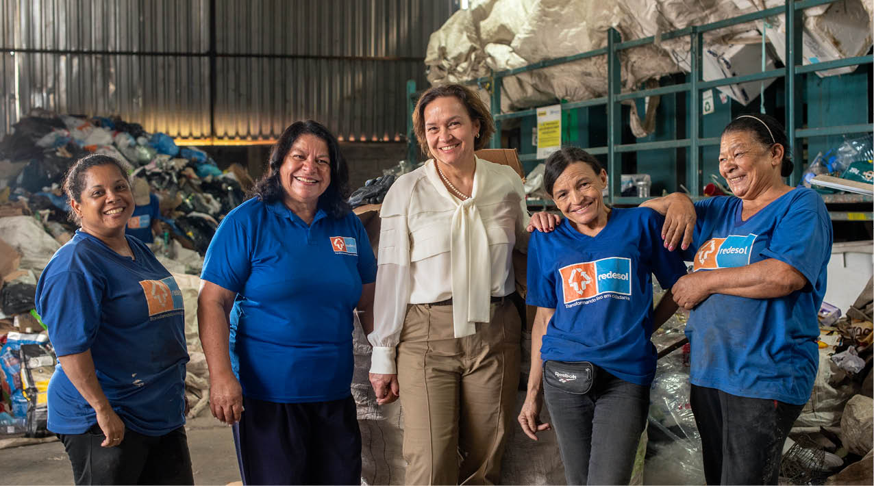 BELO HORIZONTE_MG, 8 DE AGOSTO DE 2025.   OCB _UNIMED _REDESOL. ROsileide Lopes, Ivaneide da Silva Souza, da Redesol,  a m dica cooperada Dra. Marisa Lages Ribeiro, Angela Maria da SIlva e Maria Lopes Ribeiro (esq. para dir.) em um galp o na Av. Ant nio Carlos.     Imagem nao possui restricao de uso     imagem: Alexandre Rezende / Nitro   Historias Visuais