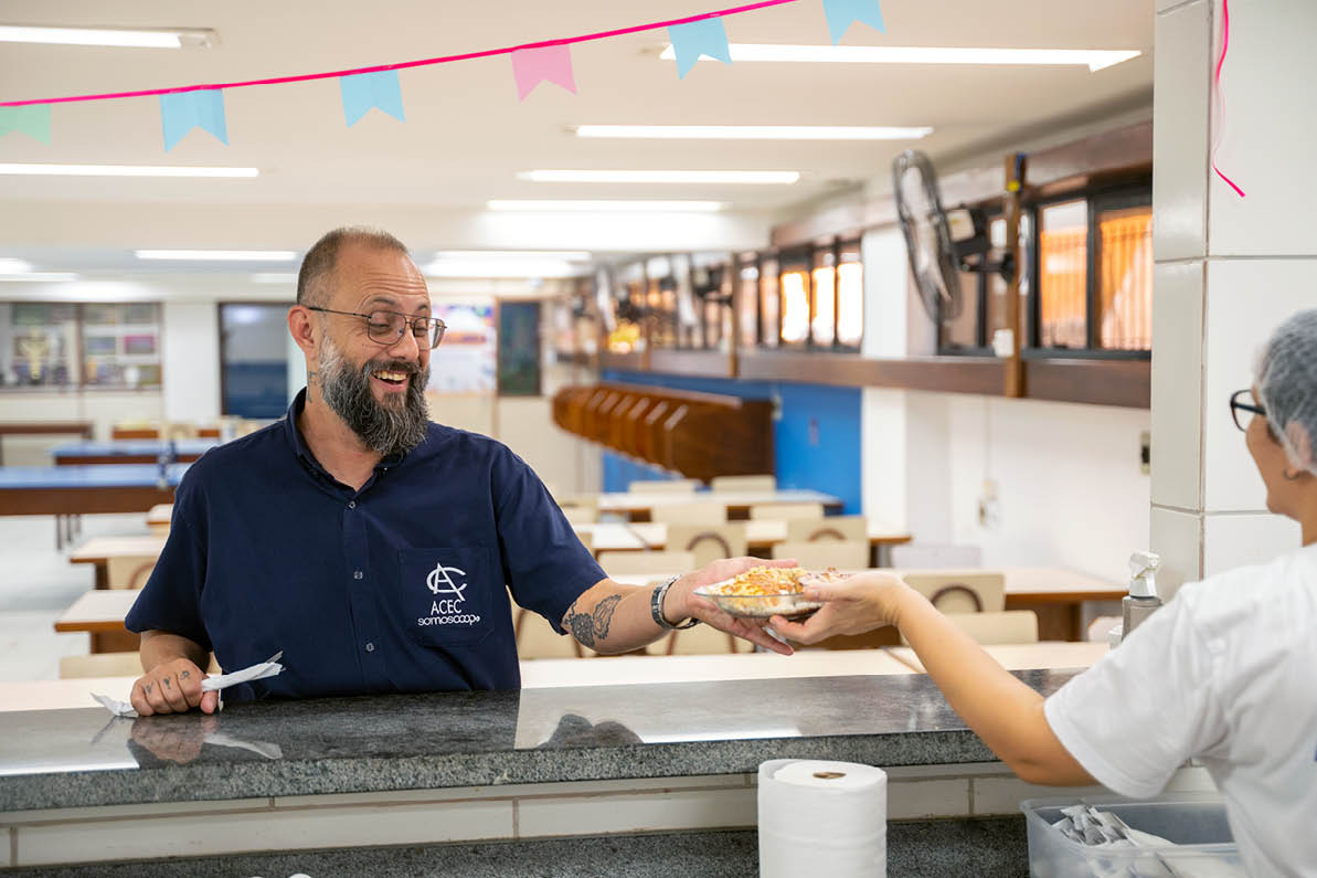 ANGRA DOS REIS_RJ 02 de Junho de 2025 OCB / ACEC Na imagem, alunos da ACEC, e o professor Carlos Thompson Ribeiro.  Imagem: Alexandre Rezende / NITRO Historias Visuais