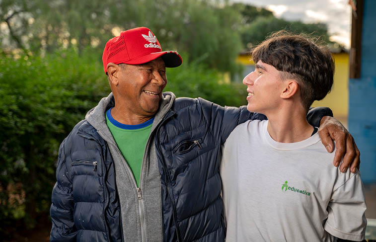 SAO CARLOS_SP 09 de Junho de 2025 OCB / ESCOLA EDUCATIVA  Na imagem, Davi Suficiel (aluno) abraca Edgar de Moraes. Imagem: Alexandre Rezende / NITRO Historias Visuais