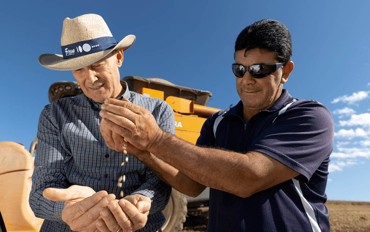 Carambe 02/06/2025, Cooperaddo da Cooperativa Fr sia. Agro.Renato Greidanus, cooperado e funcion rio Jose Augusto Ribeiro.