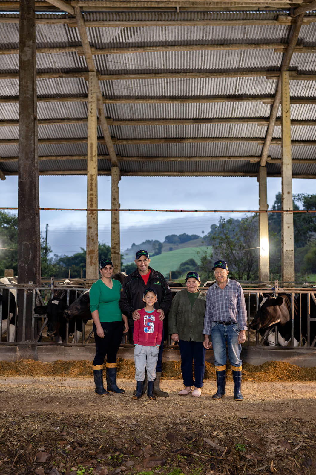 Faxinal do Soturno, 26/05/2025. Cooperativa Camnpal. O Cooperado Bruno Somavilla (jaqueta preta), com a esposa Maira Somavilla (verde claro) filho Gabriel Somavilla, o pai e m e (do Bruno) Gaspar Somavilla e Zilda Somavilla.