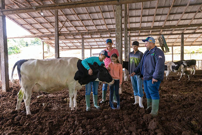 Faxinal do Soturno, 26/05/2025. Cooperativa Camnpal.Rudinei Severo (rosa) esposa Viviane Severo (azul), os filhos Lucas Severo e Bianca Severo e Juliano Binotto da Cooperativa.