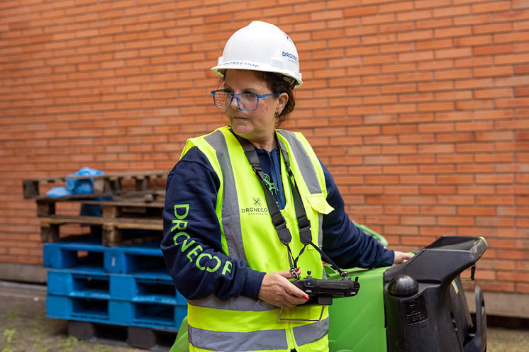 Val ria Nasciimento de Fraga, operadora de drone Cootravipa. Porto Alegre RS.