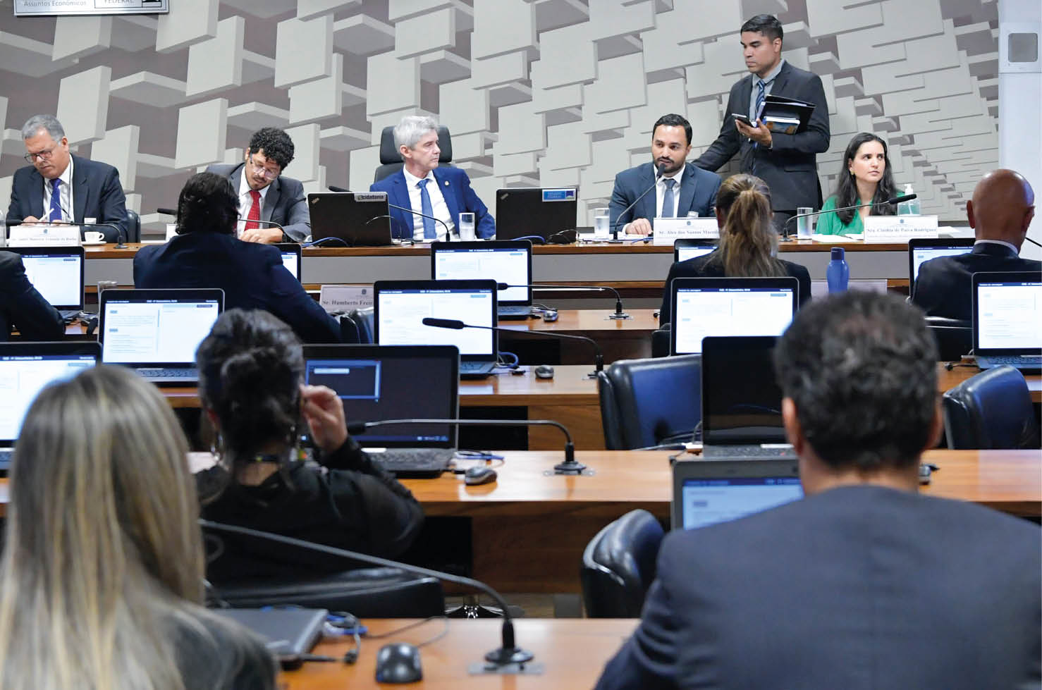 Comiss o de Assuntos Econ micos (CAE) promove audi ncia p blica com o objetivo de instruir o PL 836/2021, que “altera a Lei nº 7.766, de 11 de maio de 1989, e a Lei nº 9.613, de 03 de mar o de 1998, com o objetivo de estabelecer par metros sobre a comercializa o do ouro, e revoga artigos da Lei nº 12.844, de 19 de julho de 2013."  Mesa: chefe de atividades do Departamento de Monitoramento do Sistema Financeiro (Desig), Andr  Maur cio Trindade da Rocha; secret rio-executivo adjunto do Minist rio da Justi a e Seguran a P blica, Marivaldo de Castro Pereira; presidente eventual da CAE, senador Jaime Bagattoli (PL-RO); analista t cnico institucional - Organiza  o das Cooperativas Brasileiras (OCB), Alex dos Santos Macedo; gerente de Pesquisa e Desenvolvimento do Instituto Brasileiro de Museus (Ibram), Cinthia de Paiva Rodrigues.  Bancada: senador Esperidi o Amin (PP-SC); representante do Instituto Escolhas e Pesquisadora na  rea de Minera  o e Energia, Larissa Rodrigues; senador Sergio Moro (Uni o-PR);  senador Jaques Wagner (PT-BA); senadora Augusta Brito (PT-CE).  Foto: Geraldo Magela/Ag ncia Senado