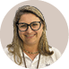 Pessoa adulta com cabelo liso e claro usando culos grandes e sorrindo, vestindo camisa branca e colar dourado, com fundo circular bege.  Description generated by AI