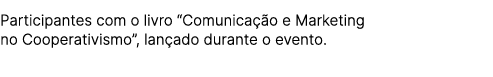 Participantes com o livro “Comunica o e Marketing no Cooperativismo”, lan ado durante o evento.