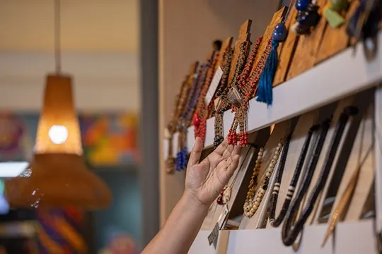 Coops de artesanato avançam rumo ao mercado internacional em Paris 