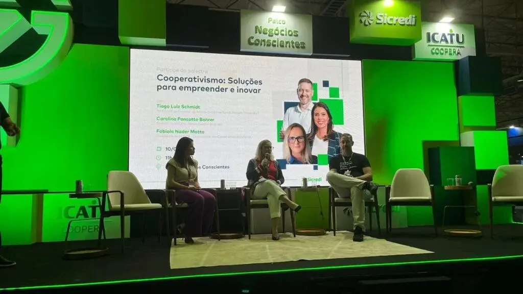 Fabíola, Carolina e Tiago durante painel do palco Negócios Conscientes da Gramado Summit