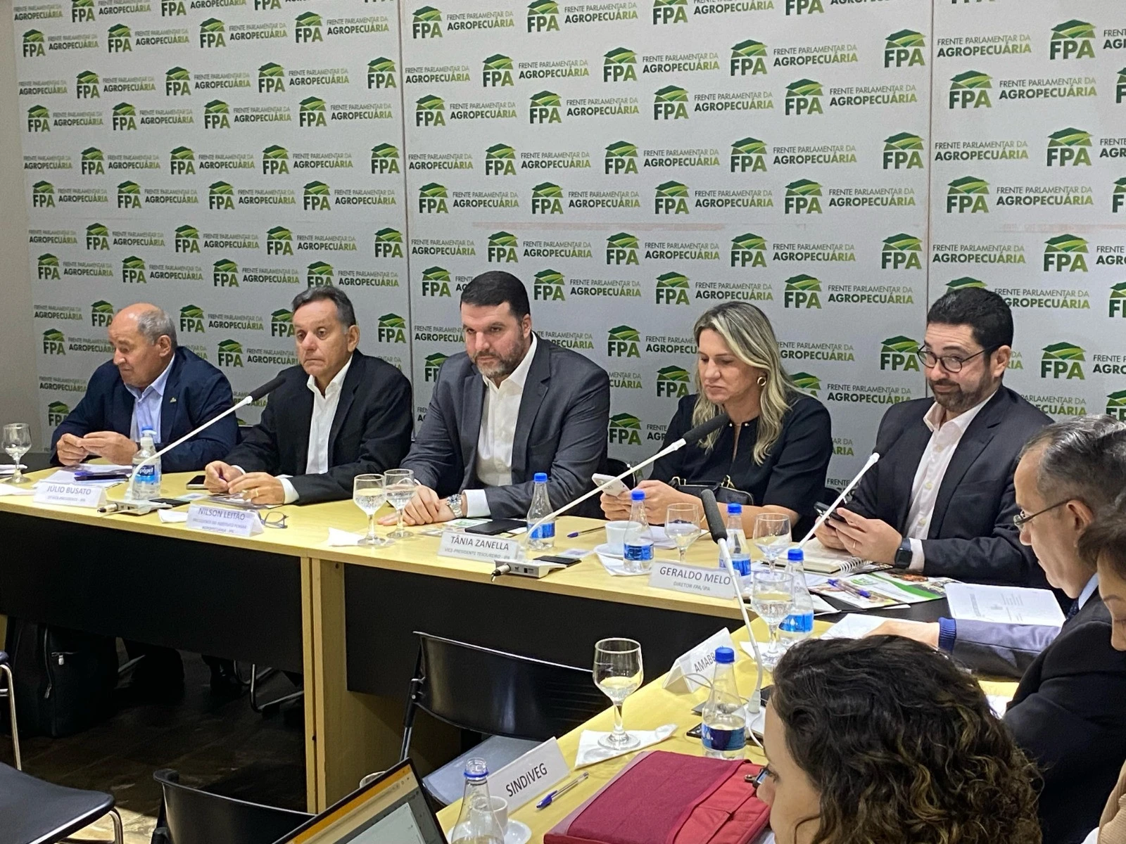 Tania Zanella em reunião na IPA para debater a regulamentação da Reforma Tributária