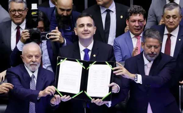 O presidente da República, Luiz Inácio Lula da Silva, e os presidentes do Senado, Rodrigo Pacheco, e da Câmara dos Deputados, Arthur Lira, destacam texto da Reforma Tributária promulgada em dezembro de 2023