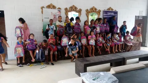 Crianças recebem material escolar doado por cooperativas