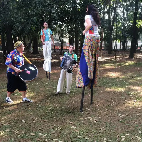 SP | Músicos e artistas agitam o início das atividades com o Cortejo da Perna de Pau