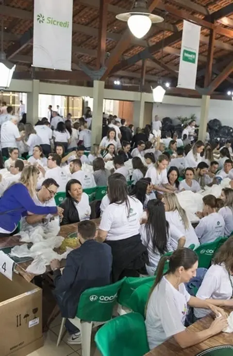 Voluntários produzem 20 mil fraldas geriátricas em Maringá