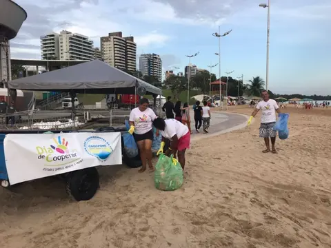 Cooperativa dos Comerciantes da Praia da Ponta Negra realiza limpeza em orla