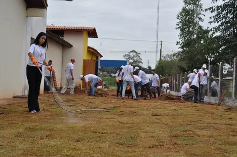 Voluntários da Copasul realizam ações ambientais e sociais no Dia de Cooperar