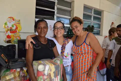 Natal da Cooperação arrecada 48 cestas básicas no RJ e reforça que ações simples movem o mundo