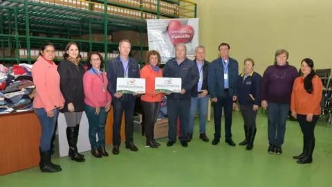 Cotrijal entrega donativos da Campanha do Agasalho