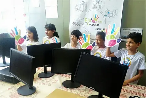 Sistema OCB/SESCOOP-GO doa computadores a escola de Morrinhos