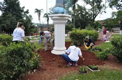 SICREDI PARANAPANEMA: Ação de revitalização de praça pública é realizada na Barra do Jacaré