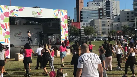 SC | Aula de zumba do Dia C coloca centenas de pessoas para dançar, em Florianópolis
