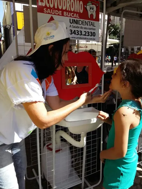 CE | Em Fortaleza, Dia C ensina crianças a fazerem a higiene bucal no &quot;escovódromo&quot;