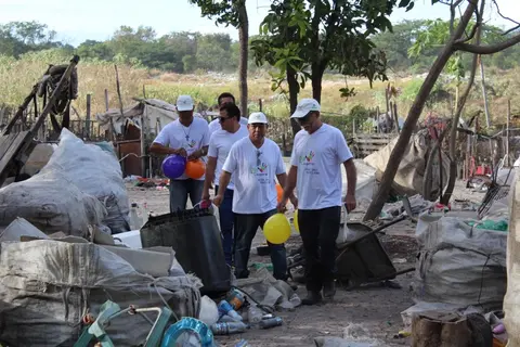 Sicoob Centro Leste Maranhense doa cestas básicas para famílias que trabalham no Lixão