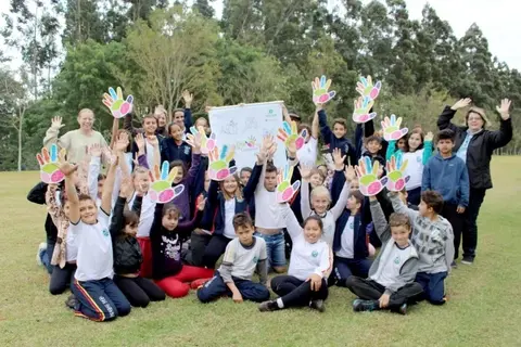 Passeio na trilha ecológica da Copagril incentiva alunos à preservação da natureza