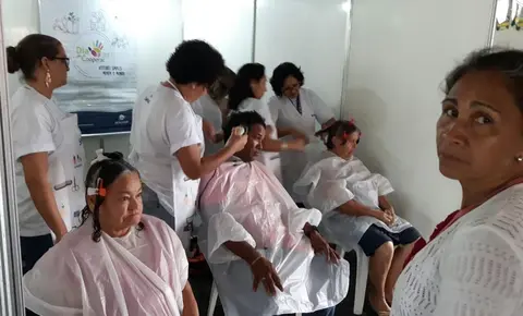 PB | Participantes aproveitam para utilizar o serviço de corte de cabelo