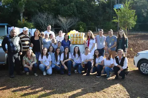 Moradores do Lar do Idoso do Arroio da Prata de Espumoso recebem fraldas geriátricas arrecadadas no Dia C da Cotriel