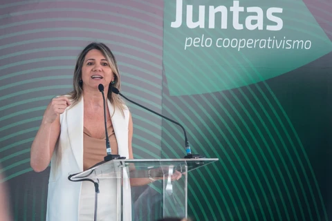 Tania Zanella prestigia homenagem às mulheres em evento do Sicredi
