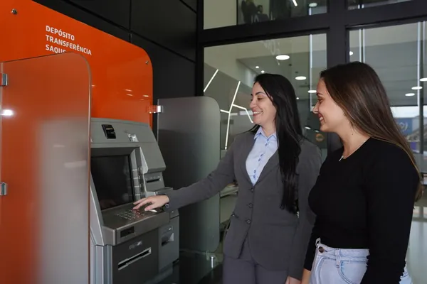 Cooperativas de crédito superam R$ 1 trilhão em ativos e ampliam alcance